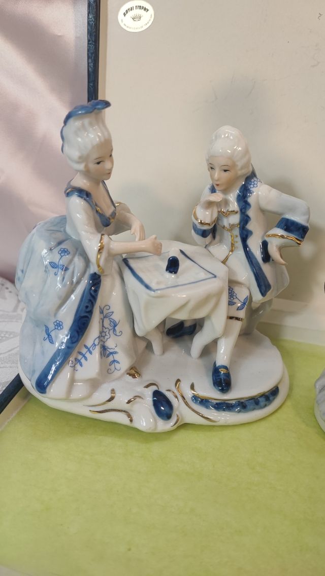 Statuette in porcellana