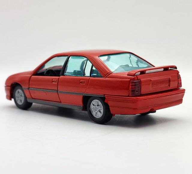OPEL OMEGA 3000 ROJO 1/43 GAMA MINI