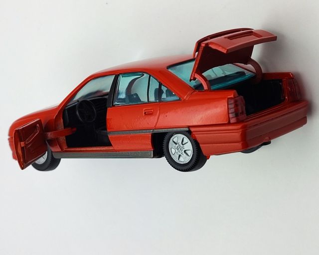 OPEL OMEGA 3000 ROJO 1/43 GAMA MINI