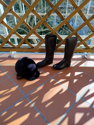 Botas y casco hípica