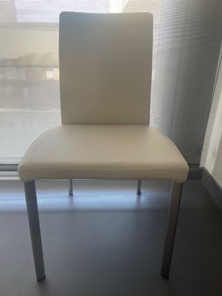 Sillas blancas comedor