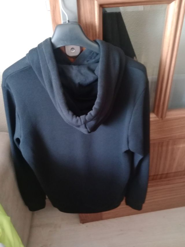 Sudadera negra capucha