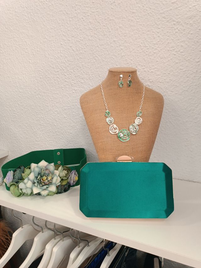 Conjunto fajín flores collar pendientes bolso fies