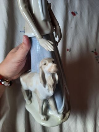 Figura de mujer con perro de porcelana
