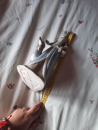 Figura de mujer con perro de porcelana