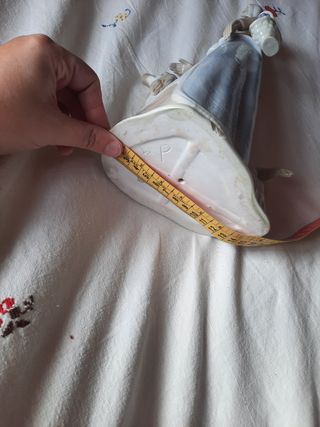 Figura de mujer con perro de porcelana