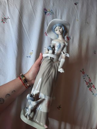 Figura dama con perro en porcelana