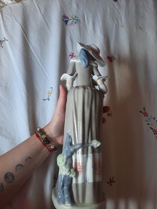Figura dama con perro en porcelana