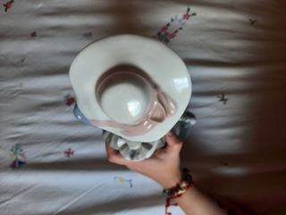 Figura dama con perro en porcelana