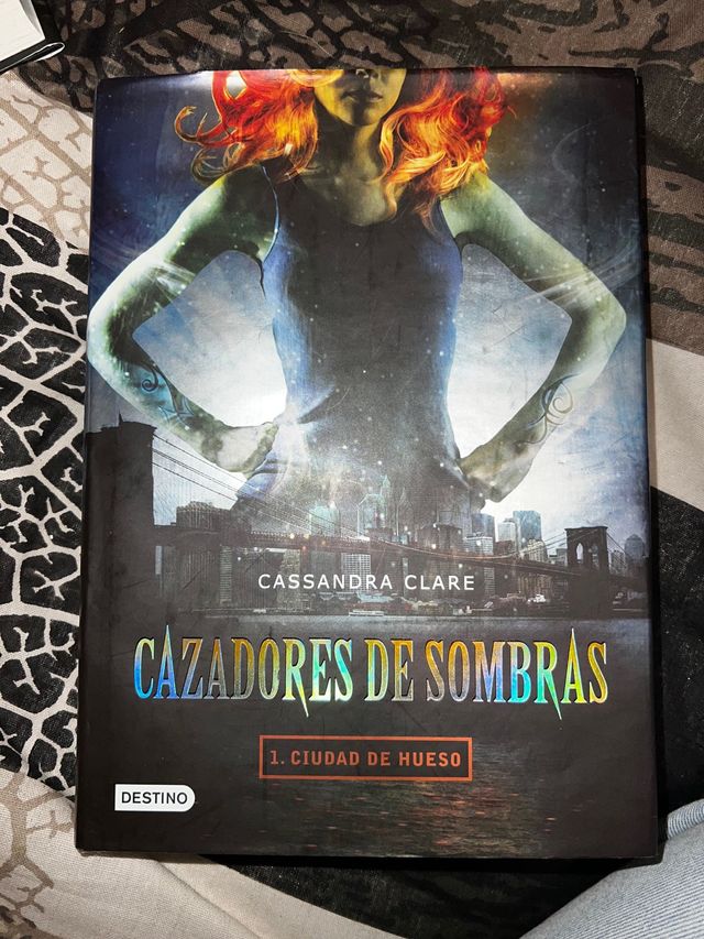 1 Tomo : Ciudad de hueso (Cazadores de sombras)