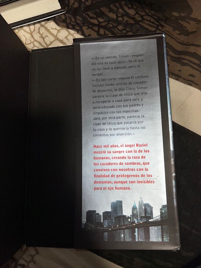 1 Tomo : Ciudad de hueso (Cazadores de sombras)