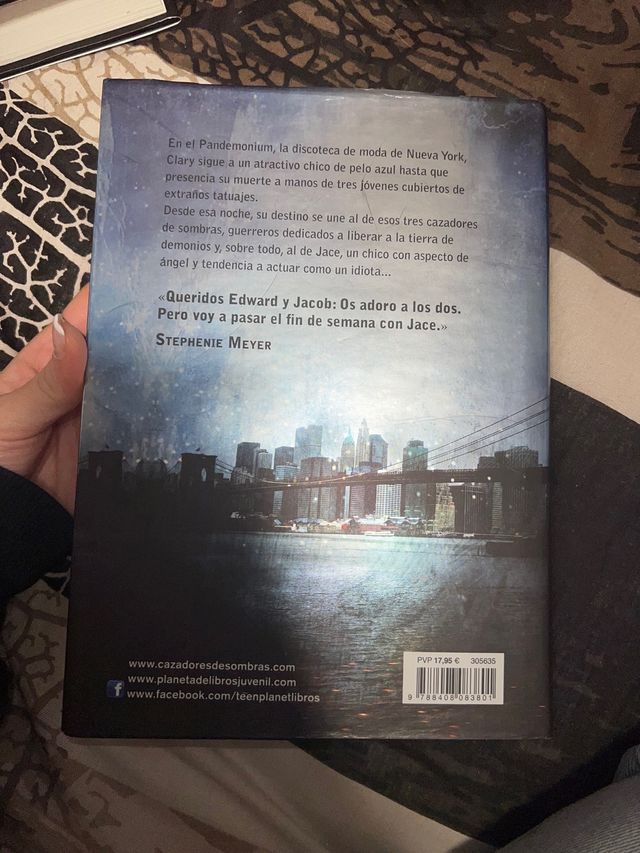 1 Tomo : Ciudad de hueso (Cazadores de sombras)