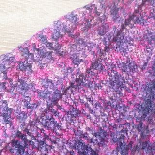 Bufanda de punto en rosas y violeta