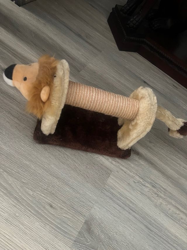 Rascador y juguete para gato