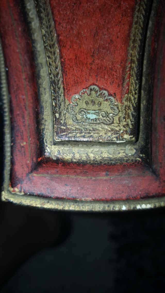 Mesa antigua auxiliar pintada y tallada