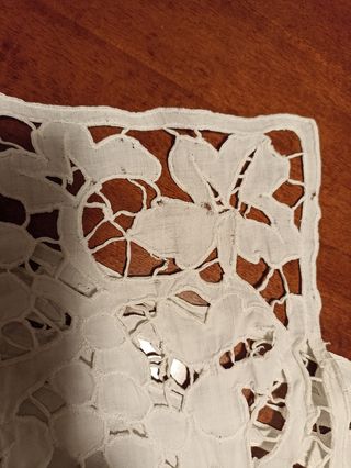Centrotavola antico  ricamato a mano