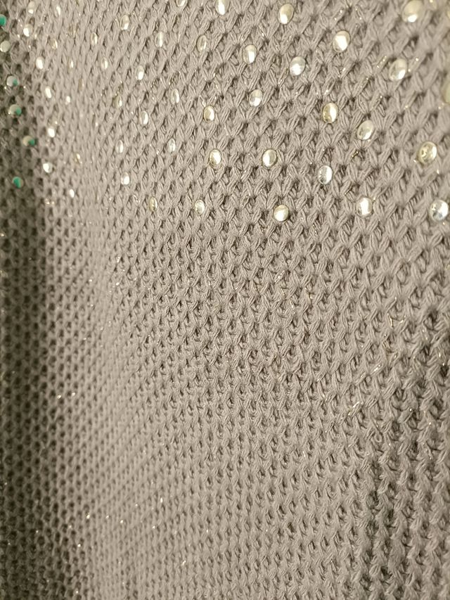 Jersey marrón con detalles dorados.