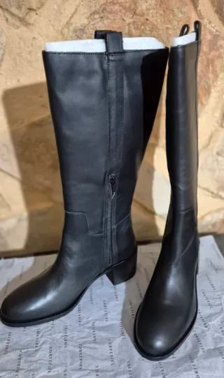 Botas altas de piel A ESTRENAR talla 40