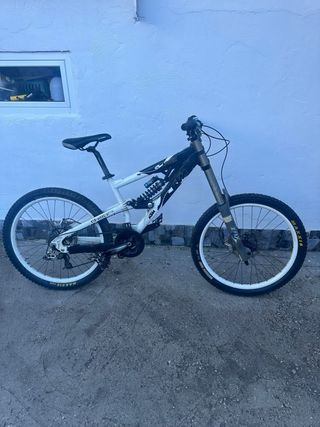 Se vende bicicleta de descenso KTM