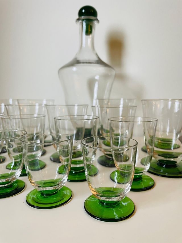 Set di bicchieri e brocca in vetro colorato