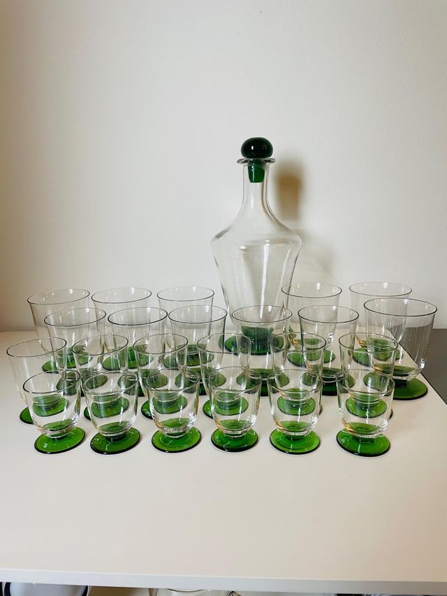 Set di bicchieri e brocca in vetro colorato