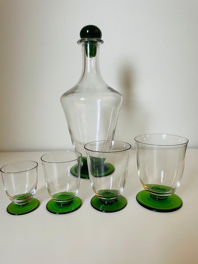 Set di bicchieri e brocca in vetro colorato