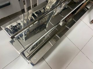Expositor acero cromado en forma de pirámide