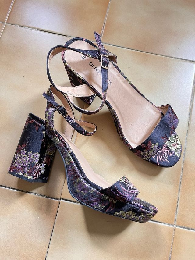 Sandali con tacco alto