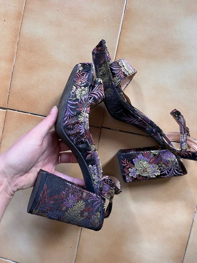 Sandali con tacco alto