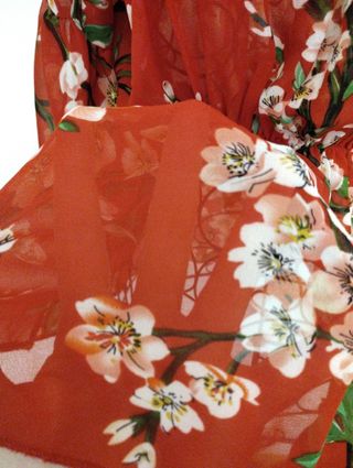 Blusa roja floral transparente talla M