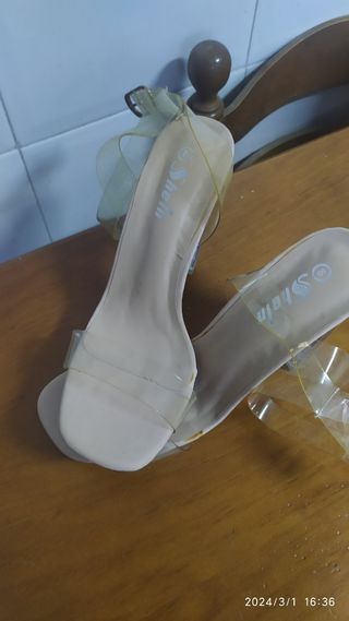 Sandalias transparentes. A estrenar.