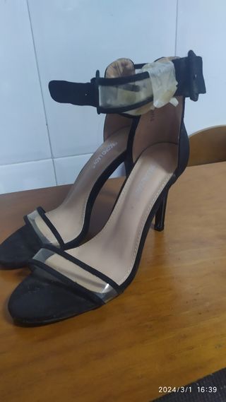 Sandalias de tacón atadas al tobillo.
