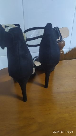 Sandalias de tacón atadas al tobillo.