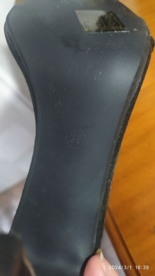 Sandalias de tacón atadas al tobillo.