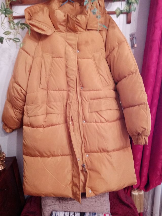 Acolchado color mostaza con capucha