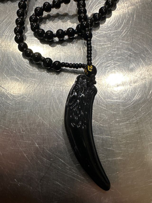 Colgante o pulsera de diente de piedra obsidiana