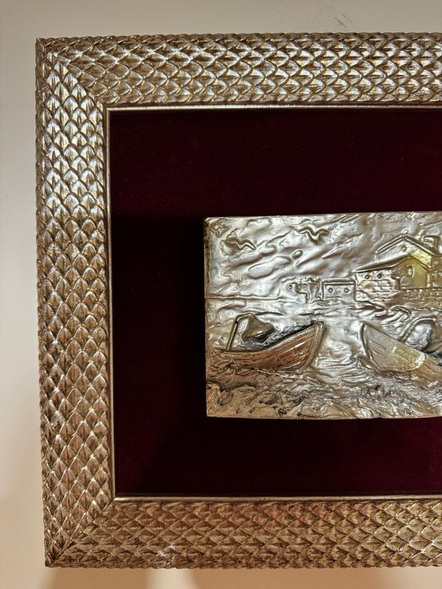 Quadro con cornice di legno e velluto vintage