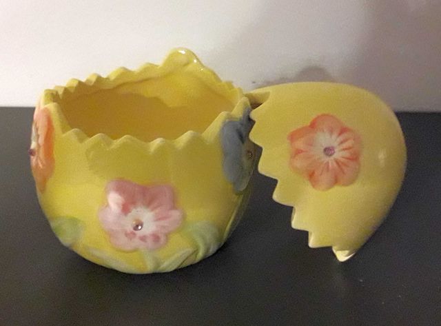 Uovo contenitore apribile in ceramica Villa D'Este