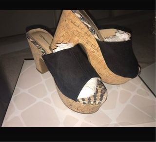 scarpe stivali e sandali