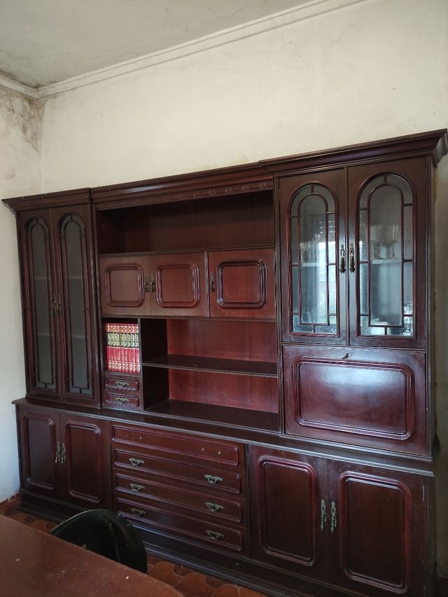 Comedor antiguo con sillas y mueble