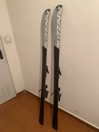 Esquis Blizzard de 168 cm.