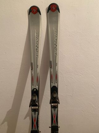 Esquis Blizzard de 168 cm.