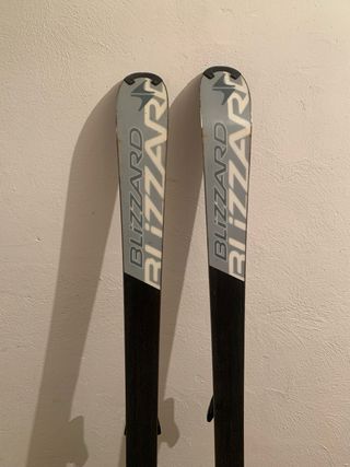 Esquis Blizzard de 168 cm.