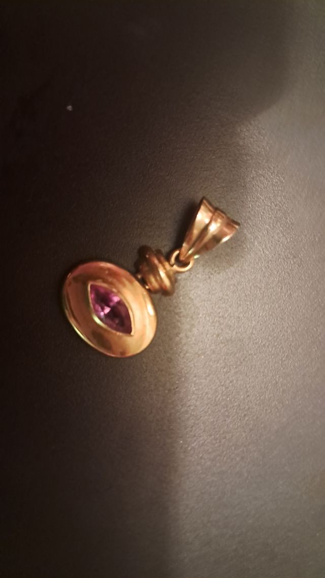 Bonito colgante de oro y piedra rosa