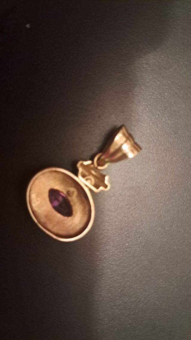 Bonito colgante de oro y piedra rosa