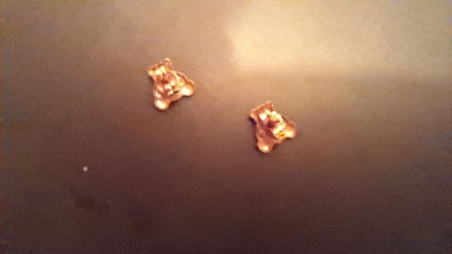 Bonito colgante de oro y piedra rosa