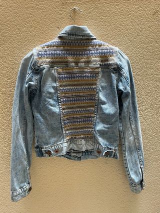 Cazadora vaquera con grecas bordadas Pull & Bear