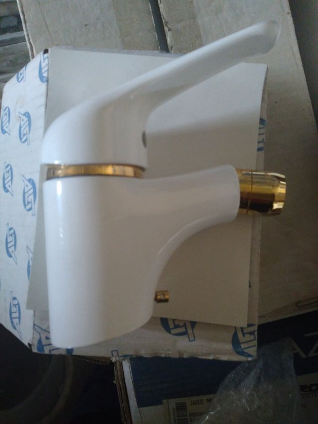 Monomando nuevo blanco y oro