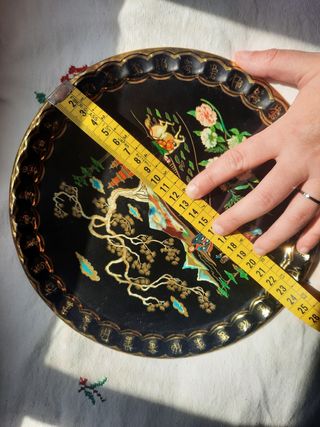 Plato de metal con pinturas Chinas