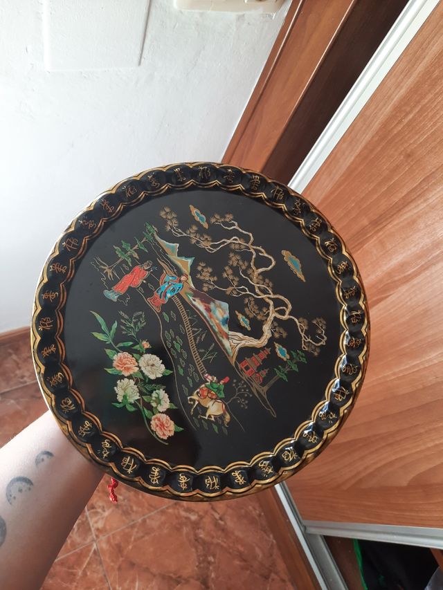 Plato de metal con pinturas Chinas